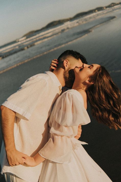 15 Best Romantic Beach Couple Poses 2024 | Beach Pictures Inspo Creative Prewedding Ideas, Couple Shoot On Beach, Beach Shoot Couple, Beach Pre Wedding Photoshoot, Pre Wedding Beach Photoshoot, Beach Pre Wedding Shoot, Aesthetic Romantic Couple, Couple Vacation Pictures, Poses Reference Photo