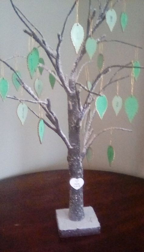 Family Tree Design Ideas, Memorial Tree Ideas, Tree Making Ideas, Family Tree Display, Family Tree With Names, Family Tree Diy, Wood Plank Christmas, Family Trees Diy, Wooden Leaves