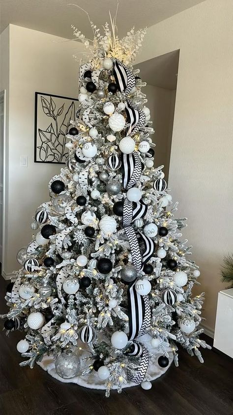 Black Christmas Tree Ideas, Black White Christmas Tree, Black Christmas Tree Decorations, Black And White Christmas Tree, Black Christmas Decorations, Christmas Tree Inspo, Black Christmas Tree, Black White Christmas, Black And White Christmas