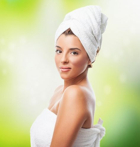 La muchacha encantadora en una toalla de... | Free Photo #Freepik #freephoto #fondo #cubrir #mujer #verde Hair Spa At Home, White Bath Towels, Bamboo Towels, Hair Spa, Pool Time, White Towels, Soft Towels, Young And Beautiful, Shiny Hair