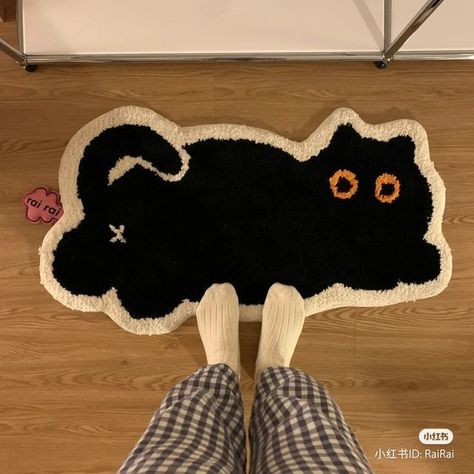 Cute Rugs Aesthetic, Rug Tufting Ideas Cat, Tufted Rug Aesthetic, Black Cat Rug, Cat Rug Tufting, Studio Ghibli Tufted Rug, Tufting Ideas Aesthetic, Tapetes Aesthetic, Cute Rugs For Bedrooms Aesthetic