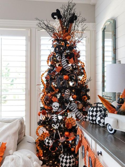 13 Halloween Tree Decorating Ideas | HGTV Fall Christmas Tree, Halloween Tree Decorations, Halloween Decorations Apartment, Halloween Christmas Tree, Halloween Decor Diy, Casa Halloween, Diy Halloween Decor, Halloween Tattoo, Halloween Tree