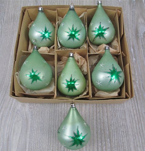 Green Starburst Teardrop Christmas ornament Christmas Mints, Teardrop Ornaments, Green Christmas Ornaments, Retro Midcentury Modern, Mcm Christmas, Tree Baubles, Atomic Retro, Retro Christmas Decorations, Vintage Decorations