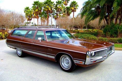 Country Autumn, Station Wagon Cars, Old American Cars, Car Station, Wagon Cars, Old Wagons, Woody Wagon, Sports Wagon, Chrysler Cars