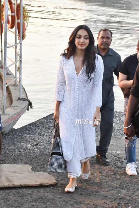 Chinkari Kurti Styling, White Hakoba Kurti, White Chikankari Kurta With Jeans, Chinkari Kurti With Jeans, Chickenkari Kurti With Jeans, Chikenkari Dress Ideas, Chikenkari Dress, Desi Casual, Celebrity Casual Outfits