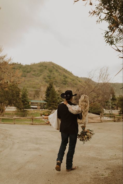 Bride And Groom Pictures Country, Small Wedding Ideas Western, Field Wedding Ideas Country, Wedding Picture Ideas Country, Cowboy Western Wedding, Country Wedding Picture Ideas, Wedding Photography Western, Wedding Photos Western, Country Aesthetic Wedding