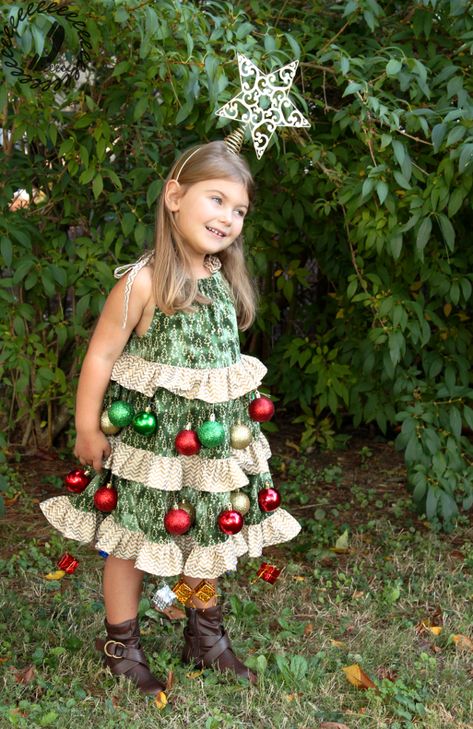 Halloween Hack - Christmas Tree Costume - Call Ajaire Christmas Tree Costume Diy, Christmas Character Costumes, Christmas Costumes Diy, Super Easy Halloween Costumes, Christmas Tree Outfit, Christmas Costumes Women, Christmas Tree Costume, Tree Costume, Diy Costumes Women