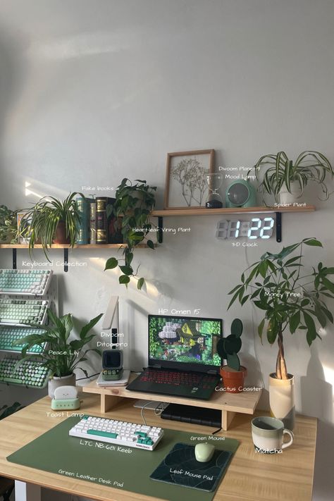 Desk With Plants Office Spaces, Brown Desk Room Ideas, Desk With Computer Aesthetic, Desk Set Ups Aesthetic, Room With Desk Aesthetic, On Desk Organization, Cozy Desk Accessories, Organized Aesthetic Desk, Plant Desk Decor