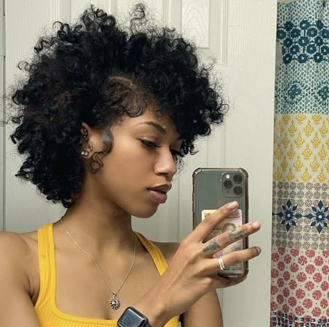 Big Chop Natural Hair, Cabello Afro Natural, Short Natural Curly Hair, Natural Hair Short Cuts, Quick Natural Hair Styles, Dyed Natural Hair, Hairdos For Curly Hair, Natural Curls Hairstyles, Natural Hair Styles Easy