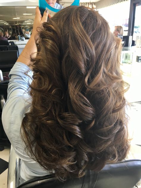 Cute Brown Hair Styles, Curly Hair On Straight Hair, Curled Hair With Layers, Blowout Brown Hair, Curled Hair Brown, Angelica Core, Curled Brown Hair, Curly Hair Brunette, Long Curly Brown Hair