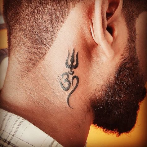 25 Small Neck Tattoos for Men in 2021 - Small Tattoos & Ideas Back Of Neck Tattoo Men, Simple Neck Tattoos, Simbolos Tattoo, Trishul Tattoo Designs, Best Neck Tattoos, Small Neck Tattoos, Side Neck Tattoo, Omerta Tattoo, Shiva Tattoo Design