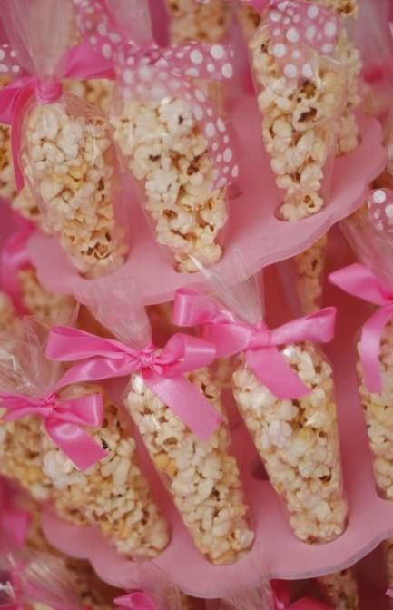 Table Birthday, Bar A Bonbon, Birthday Party Treats, Baby Shower Treats, Barbie Birthday Party, Flamingo Party, Barbie Birthday, Barbie Party, Snacks Für Party