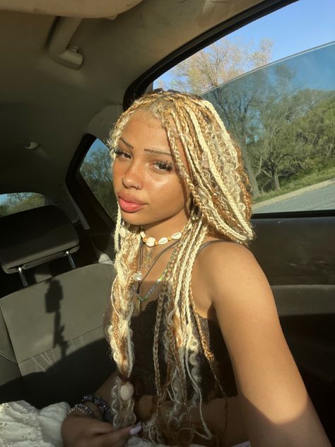 Black And Blonde Boho Braids Black Women, Braid Color Hairstyles, Blonde Lightskinned Girl, Protective Hairstyles Braids Blonde, Blonde Peekaboos On Dark Hair Braids, Multi Color Goddess Braids, Blonde Braids Goddess, Blonde Jade Braids, White Box Braids On Dark Skin