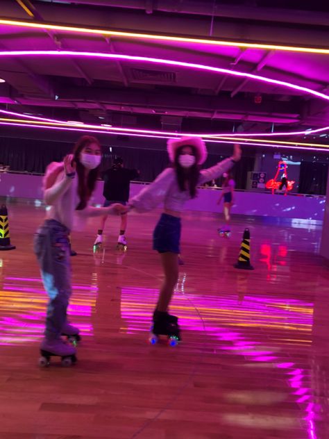 Roller Skating Birthday Party Aesthetic, Rollerskating Rink Aesthetic, Roller Skating Bday Party, Skating Rink Party, Roller Skating Party Ideas, Roller Skating Birthday Party Ideas, Skating Rink Birthday Party, Roller Rink Birthday Party, Roller Rink Birthday