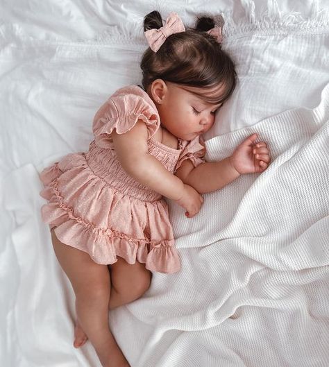 Aesthetic Baby Girl Outfits, Baby Outfits Girl Aesthetic, Baby Clothes Aesthetic Girl, Spring Baby Girl Outfits, Baby Spring Pictures, Preppy Baby Girl Outfits, Baby Girl Clothes Aesthetic, Infant Outfits Girl, Cute Baby Clothes Aesthetic