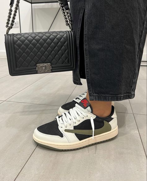 Travis Scott Shoes Outfit, Buty Jordan, Travis Scott Shoes, Travis Scott Jordan 1, Обувь Air Jordan, Yeezy Boots, Vestiti Edgy, Trendy Shoes Sneakers, All Nike Shoes