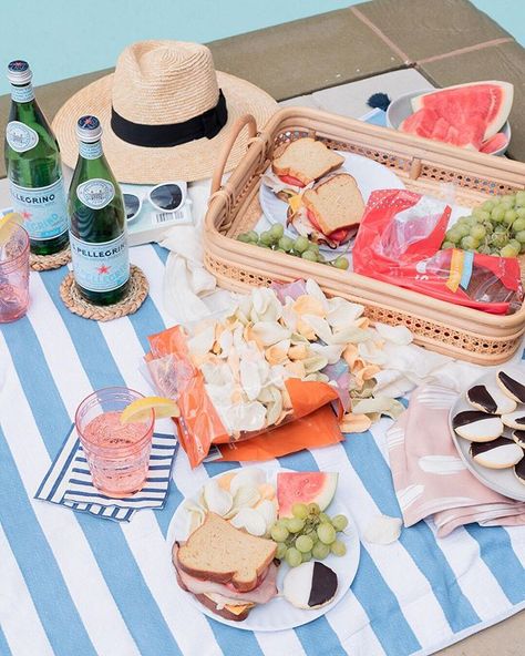 Code Messages, Poolside Picnic, American Sandwich, Pool Picnic, Burger Photography, Picnic Photography, Food Flatlay, Pool Party Kids, Party Flats