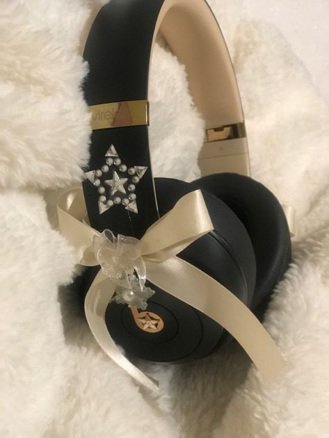 Headphone Decoration, Youtuber Dr, Diy Headphones, Black Beats, Cute Headphones, Beige Fashion, Headphones Design, Wireless Bluetooth Headphones, Headphone Accessories