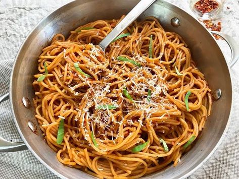 Skillet Spaghetti with Vodka Sauce Spaghetti Vodka Sauce, Pasta Recipes Vodka Sauce, Pasta Recipes Vodka, Vodka Spaghetti, Everything Delish, Skillet Spaghetti, Green Pepper Recipes, Vodka Sauce Recipe, Pepper Recipe