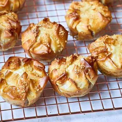 Nadiya Hussain Apple Palm Pies Recipe | BBC Time to Eat Nadiya Hussain Recipes, Apple Recipes Easy Healthy, Nadiya Hussain, Apple Pastry, Apple Recipes Easy, Cake Mug, Noodles Recipe, Mary Berry, Fool Proof Recipes