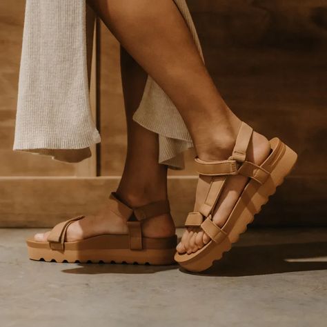 Reef Sandals, Surfer Style, Flatform Sandals, Slides Women, Womens Slides, Spring Outfits Women, Outfits Verano, Casual Summer Outfit, Brown Sandals