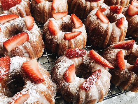 Mini Strawberry Bundt Cake, Vanilla Mini Bundt Cake Recipes, Mini Strawberry Bundt Cake Recipes, Tiny Bundt Cakes, Strawberry Bunt Cakes Recipes, Strawberry Shortcake Mini Bundt Cake, Mini Bundt Cake Baking Time, Serving Sizes, Spring Feeling