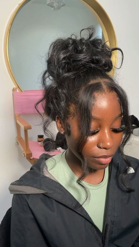 Black Hair Bun, Sweet 16 Hairstyles, Bun With Curls, Curly Bun Hairstyles, Birthday Hairstyles, Protective Hairstyles Braids, Trendy Hairstyle, Pin Up Hair, Bun Hairstyle