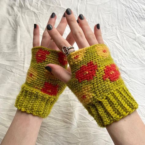 Crochet Hand Muff Pattern, Handwarmer Crochet Pattern, Arm Warmers Outfit, Crochet Handwarmers, Machine Aesthetic, Crochet Arm Warmers, Crochet Hand Warmers, Art Attack, Crochet Winter