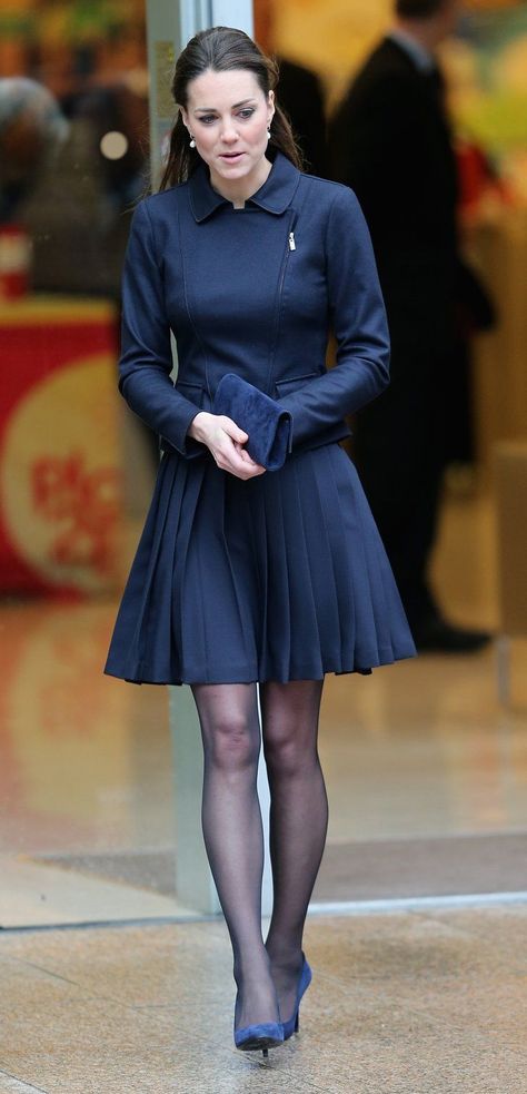 Kate Middleton in a Navy Dress Ducesa Kate, Kate Middleton Stil, Vévodkyně Kate, Kate Middleton Legs, Style Kate Middleton, Duchesse Kate, Düşes Kate, Herzogin Von Cambridge, Princesse Kate Middleton