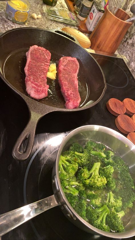 Steak Dinner Plate, Meals To Cook For Husband, Dinner Rainy Day, Making Dinner Aesthetic, Dinner Fake Snap, Cooking Astethic, Cooking Snapchat Story, Home Cooked Meals Aesthetic, Home Cooking Aesthetic