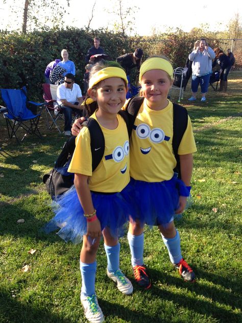 Minion soccer outfits!!! Softball Costumes For Tournament, Soccer Team Halloween Costumes, Team Costume Ideas, Soccer Player Halloween Costume, Halloween Softball, Team Halloween Costumes, Softball Ideas, Sports Halloween, Halloween Costumes For Family