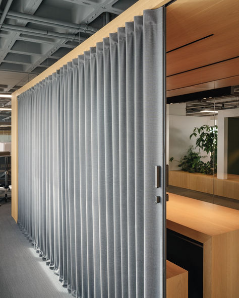 In these offices in Athens, a wide textile partition cladded in leatherette harmonises elegantly with the warm materiality of wood. The upper track recessed into the beam is a further stylish detail that illustrates Dooor's typical blend of aesthetics and functionality. Sliding Folding Partition Design, Luxury Office Partition, Foldable Partition, Wooden Partition Sliding Door, Foldable Door, Movable Wooden Partition, Aluminium Partition Office, Concertina Doors, Partition Door