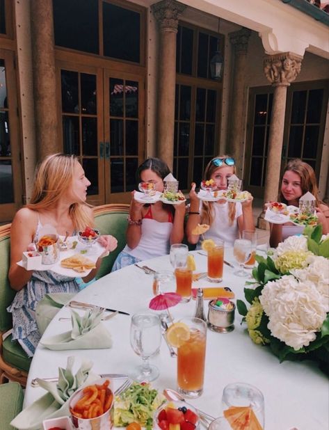 Brunch Astethic Instagram, Bachelorette Brunch Restaurant, Ladies Brunch Aesthetic, Brunch Vibes Aesthetic, Friends At Brunch, Brunch Date With Friends, Fancy Brunch Aesthetic, Brunch With Girlfriends, Boozy Brunch Aesthetic