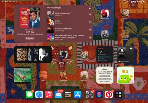 aesthetic ipad setup? probs not lol Ipad Wallpaper Setup, Ipad Aesthetic Organization Homescreen, Ipad Theme Ideas, Ipad Widget Ideas, Ipad Set Up, Ipad Setup Aesthetic, Aesthetic Ipad Home Screen, Ipad Layout Homescreen, Aesthetic Ipad Layout