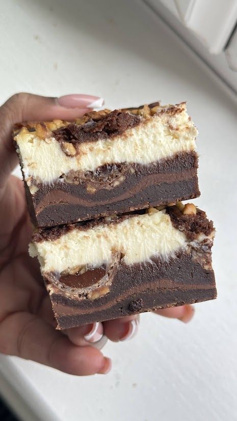 Ferrero Rocher Brownies | Food By Remi Ferrero Rocher Dessert, Ferrero Rocher Brownies, Ferrero Rocher Cheesecake, Food Polls, Oreo Cookie Dough, Coffee Desserts, Sweat Treats, Crazy Food, Cookie Dough Brownies