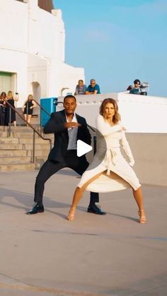 Afro Chic Fashion, Ballroom Dance Outfits, Couple Dance Videos, Afro Dance, Beautiful Yoga Poses, Dance Picture Poses, Dancing Animals, Beautiful Dance, New Dance Video