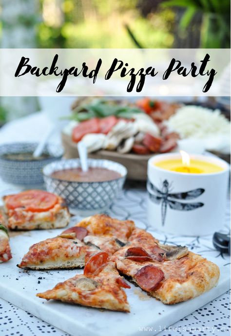 Pizza Oven Party Ideas, Outdoor Pizza Party Ideas, Pizza Party Ideas Entertaining, Pizza Party Menu Ideas, Build Your Own Pizza Party, Adult Pizza Party, Pizza Party Aesthetic, Pizza Charcuterie Board, Pizza Party Menu