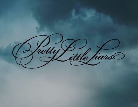 pretty little liars Pll Poster, Pretty Little Liars Poster, Pll Aesthetic, Alison Dilaurentis, Wanna Kiss, The Vampire Diaries, Film Tv, Peaky Blinders, Shadowhunters