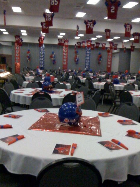 Football Helmet Centerpieces, Football Banquet Decorations High School, Hockey Banquet Ideas, Athletic Banquet Decorations, Softball Centerpieces, Football Banquet Ideas, Football Banquet Decorations, Sports Banquet Decorations, Football Banquet Centerpieces