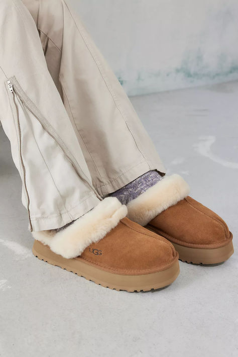 Step into comfort with the Disquette slippers from UGG. Crafted from a suede upper with signature sheepskin lining to keep warm and a platform rubber sole to finish. Topped with logo branding to one side. Chestnut Uggs, Uggs Outfit, Brown Fits, Platform Slippers, Ugg Shoes, Keep Warm, Chestnut, Fashion Lifestyle, Urban Outfitters