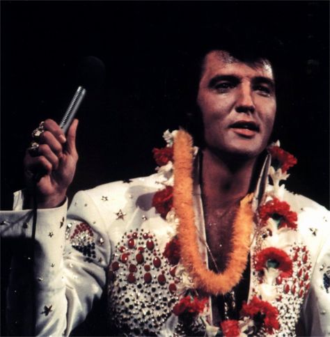 Elvis in concert in Hawaii january 14 1973. Elvis Presley Hawaii, Elvis Tattoo, Elvis Aloha From Hawaii, Aloha From Hawaii, King Elvis Presley, Elvis In Concert, Hawaii Pictures, First Live, Elvis Presley Pictures