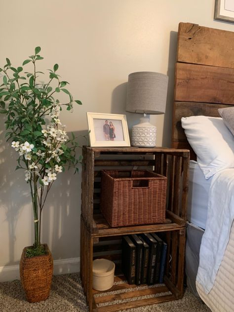 Diy Side Table Bedroom, Diy Bed Side Table, Crate Bedside Table, Wooden Crates Nightstand, Small Bedroom Storage Ideas, Crate Side Table, Crate Decor, Bedroom Storage Ideas, Crate End Tables