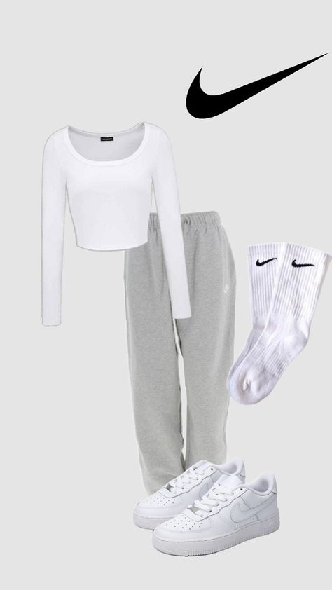 #nike #jogging #airforce #gris #blanc #fille Nike Pants Outfit Women, Nike Pants Outfit, Socks And Sandals Outfit, Airforce 1 Outfit, Outfit Sweatpants, Jogging Nike, Girls Night Outfit, Air Force Shirt, Simple Outfits For School