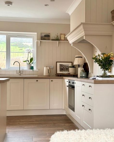 Real Kitchens With Howdens | Kitchen Design Ideas | Howdens Panelled Kitchen, Cream Shaker Kitchen, Howdens Kitchen, Beige Kitchen Cabinets, Howdens Kitchens, Real Kitchens, Soft Kitchen, Spring Light, Real Kitchen