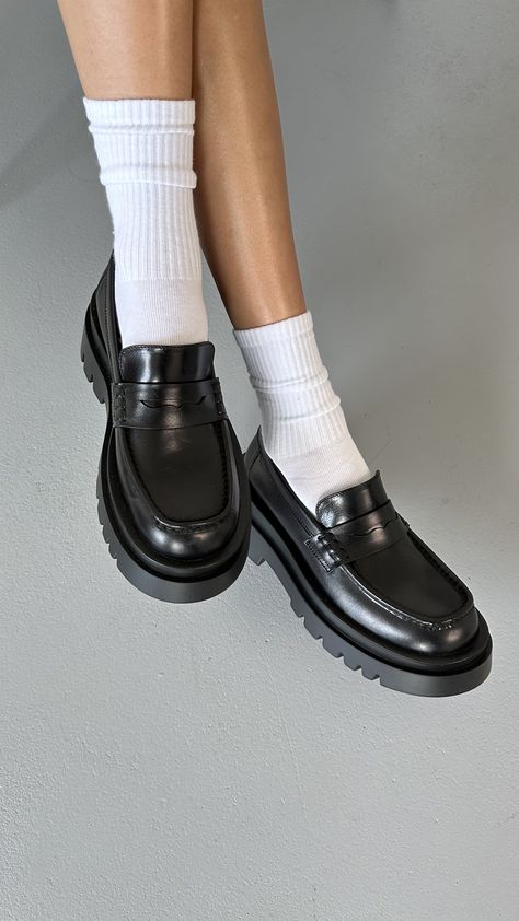 Black Loafer Outfits Women, Social Shoes, Loafer Outfits Women, Female Loafers, How To Style Loafers, Black Loafers Outfit, Loafer Outfits, Trendy Loafers, Womens Loafers Black