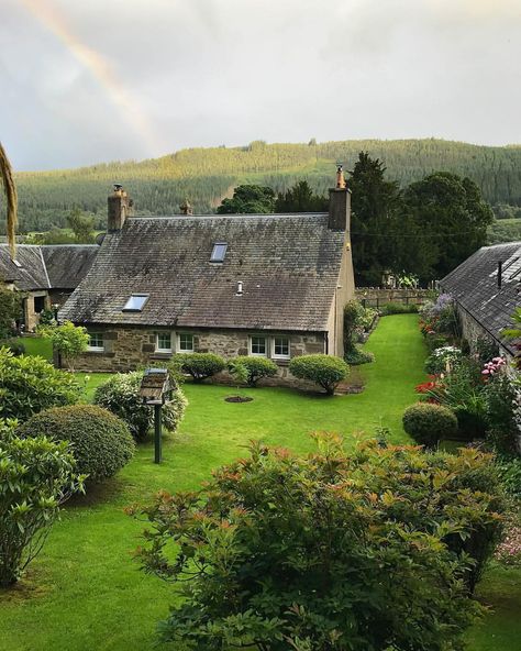 20.5k Likes, 202 Comments - Photos Of Britain (@photosofbritain) on Instagram: “Somewhere, over the rainbow, there is a hobbit house waiting for you... Could you move into…” Scotland Aesthetic, Irish Country, Scottish Homes, Highland Village, House Dream, Country Kitchens, English Cottage Garden, Hobbit House, Europe Map