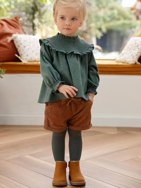 Winter Shorts Outfits, Fall Family Outfits, Cord Shorts, Corduroy Blouse, Girls Fall Fashion, Baby Mode, Toddler Winter, Look Retro, Baby Fits