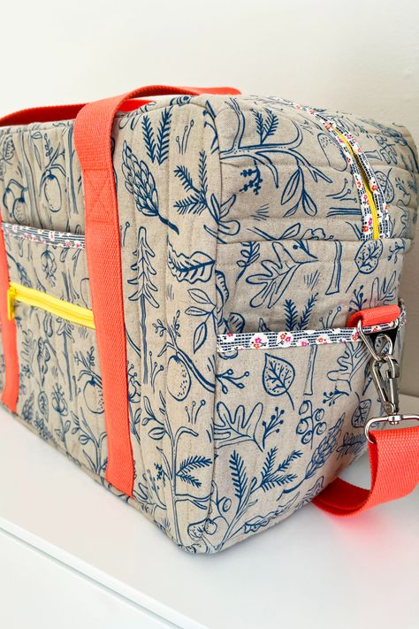 Diy Duffel Bag Pattern, Overnight Bag Sewing Pattern, Big Sewing Projects, Free Duffle Bag Sewing Patterns, Duffle Bag Patterns Free, Travel Bag Patterns To Sew, Diy Duffle Bag Pattern Free, Diy Weekender Bag, Diy Duffel Bag