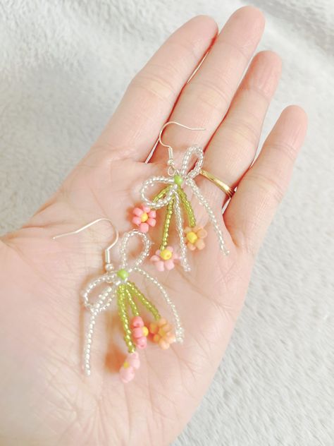 Welcome to my shop! 🌈 Handmade beaded Coneflower earrings. These gorgeous flower earrings feature colorful beads.  🌈 CARE TIPS - Do not wear it while bathing, sleeping, or doing any water activities. - Store jewelry in a cool, dry area. - Avoid kinking the jewelry. 🌈 Made with love and care by me 💕 🌈 If you have any questions, feel free to message me! 🌈 If you have received a damaged package, please contact us and provide pictures of the damaged painting. We will find a solution that is su Flower Bouquet Earrings, Bead Butterfly, Diy Resin Earrings, Beaded Flower Earrings, Beaded Bouquet, Anting Manik, Wire Jewelry Patterns, Diy Hair Accessories Ribbon, Бисер Twin