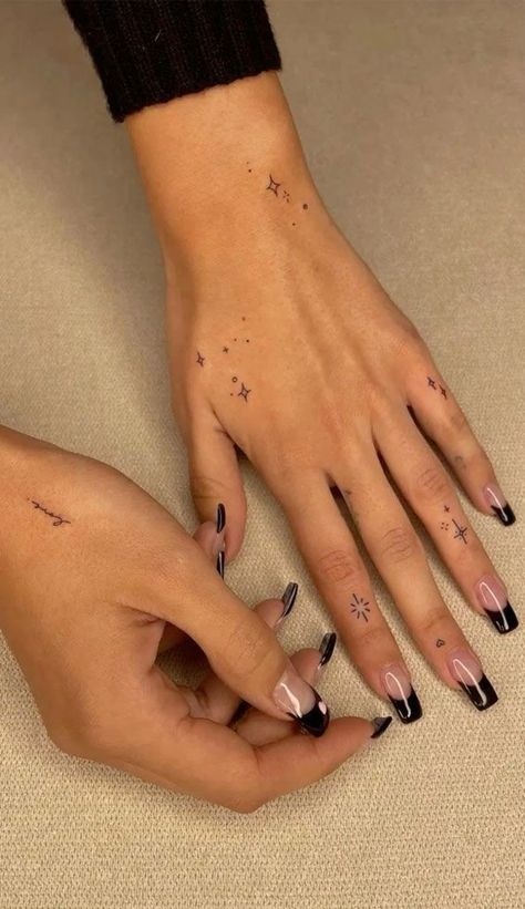 #BEAUTY, #RELATIONSHIPS #Fashion #Animals #Outfits #Winter Outfits #Animals Jewelry Tattoos, Tato Minimal, Small Girly Tattoos, Finger Tattoo For Women, Hand And Finger Tattoos, Pretty Hand Tattoos, Small Pretty Tattoos, Petite Tattoos, Hand Tattoos For Women